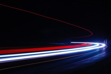 Tralight yollar tünelde ışık. Bir tünel içinde uzun pozlama fotoğraf