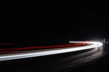 Tralight yollar tünelde ışık. Bir tünel içinde uzun pozlama fotoğraf