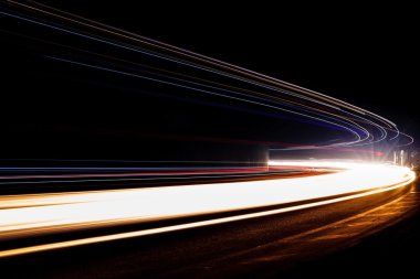 Tralight yollar tünelde ışık. Bir tünel içinde uzun pozlama fotoğraf