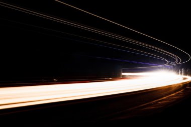 Tralight yollar tünelde ışık. Bir tünel içinde uzun pozlama fotoğraf
