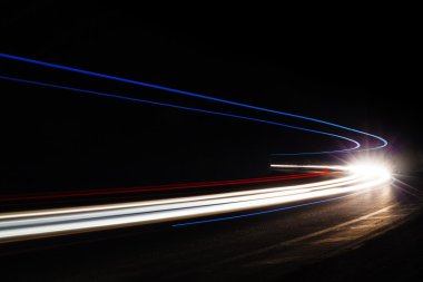 Tralight yollar tünelde ışık. Bir tünel içinde uzun pozlama fotoğraf