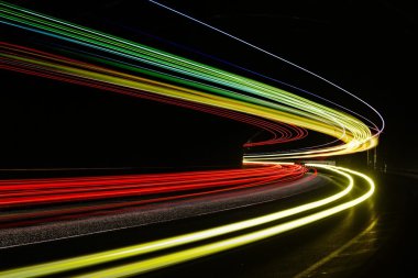 Tralight yollar tünelde ışık. Bir tünel içinde uzun pozlama fotoğraf