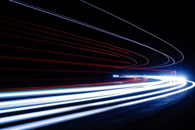 ışık tünelinde rotaları. Art resim. Uzun pozlama fotoğraf alınan 
