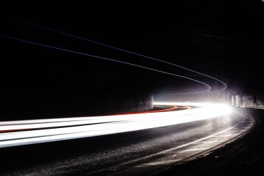 Tralight yollar tünelde ışık. Bir tünel içinde uzun pozlama fotoğraf