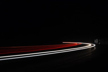 Tralight yollar tünelde ışık. Bir tünel içinde uzun pozlama fotoğraf