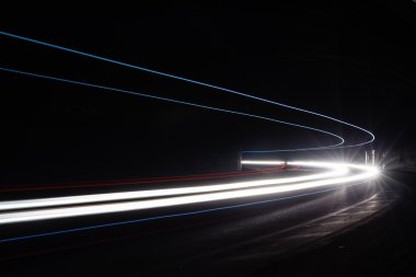 Tralight yollar tünelde ışık. Bir tünel içinde uzun pozlama fotoğraf