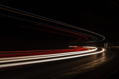 Tralight yollar tünelde ışık. Bir tünel içinde uzun pozlama fotoğraf