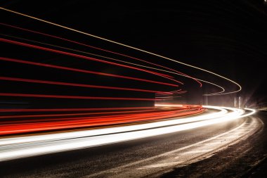 Tralight yollar tünelde ışık. Bir tünel içinde uzun pozlama fotoğraf