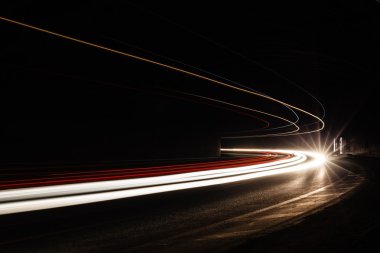 Tralight yollar tünelde ışık. Bir tünel içinde uzun pozlama fotoğraf