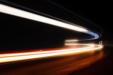 Tralight yollar tünelde ışık. Bir tünel içinde uzun pozlama fotoğraf
