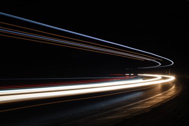 ışık tünelinde rotaları. Art resim. Uzun pozlama fotoğraf alınan 