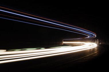 Tralight yollar tünelde ışık. Bir tünel içinde uzun pozlama fotoğraf