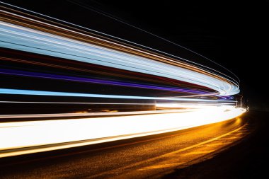 Tralight yollar tünelde ışık. Bir tünel içinde uzun pozlama fotoğraf