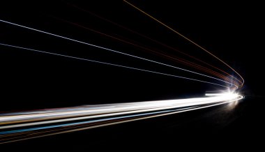 Tünel içinde araba hafif rotaları.