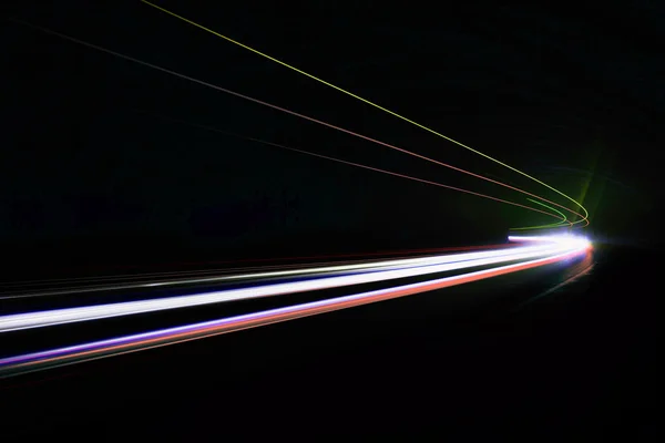 Sentieri leggeri auto nel tunnel . — Foto Stock