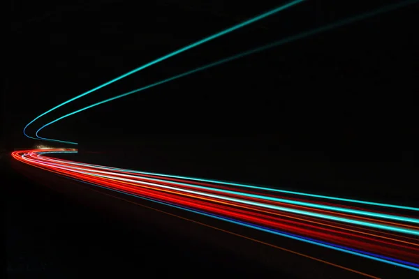 Sentieri leggeri auto nel tunnel . — Foto Stock