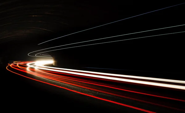 Auto licht routes in de tunnel. — Stockfoto