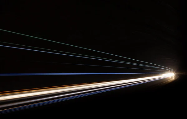 Sentieri leggeri auto nel tunnel . — Foto Stock