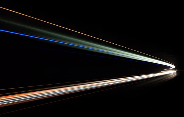 Sentieri leggeri auto nel tunnel . — Foto Stock