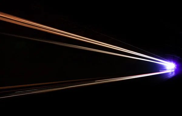 Sentiers lumineux de voiture dans le tunnel . — Photo