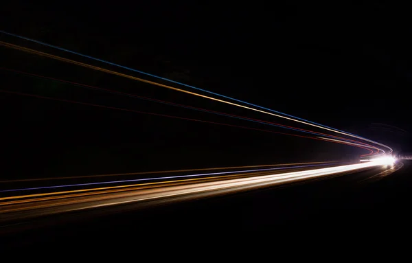 Sentiers lumineux de voiture dans le tunnel . — Photo