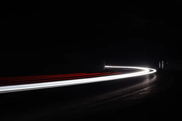 Szlaki tralight światło w tunelu. Długa ekspozycja fotografia w tunel — Zdjęcie stockowe