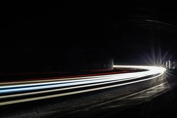 Tralight yollar tünelde ışık. Bir tünel içinde uzun pozlama fotoğraf — Stok fotoğraf