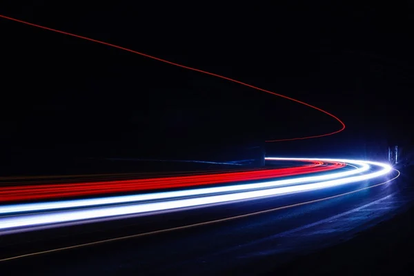 Trilhas de luz no túnel. Foto de exposição longa em um túnel — Fotografia de Stock