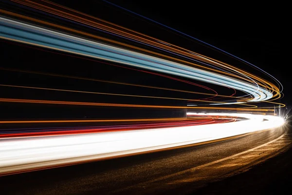 Trilhas de luz no túnel. Foto de exposição longa em um túnel — Fotografia de Stock