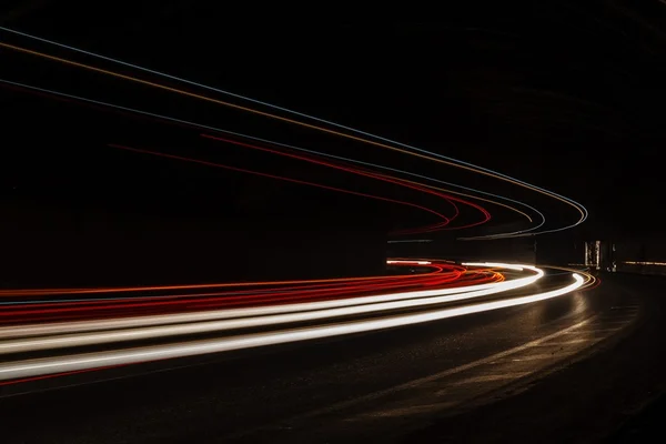 Lichterketten im Tunnel. Langzeitbelichtungsfoto im Tunnel — Stockfoto