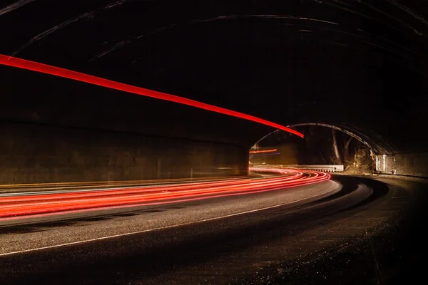 Sentiers lumineux dans le tunnel. Image d'art. Photo longue exposition prise en — Photo