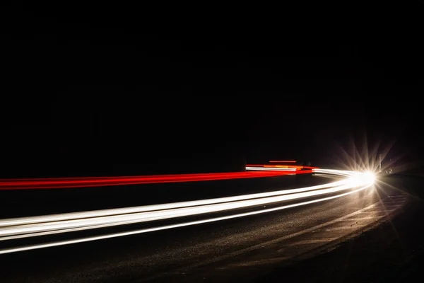 Trilhas de luz no túnel. Imagem artística. Fotografia de longa exposição tirada em — Fotografia de Stock