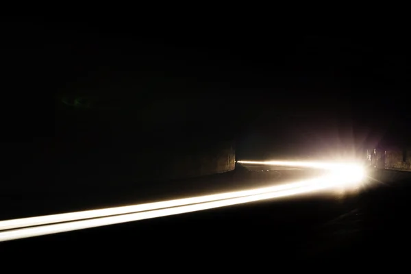 Sentiers lumineux de voiture dans le tunnel . — Photo