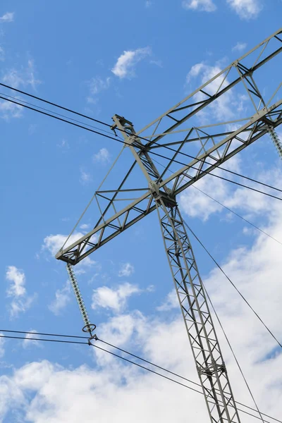 Hoogspanning lijnen in een agrarische landschap op een zonnige dag wi — Stockfoto