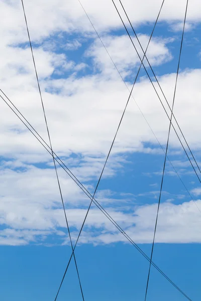 Linhas de alta tensão em uma paisagem agrícola em um dia ensolarado wi Fotos De Bancos De Imagens Sem Royalties