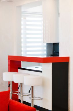 Modern mutfak tasarımı ve beyaz duvar