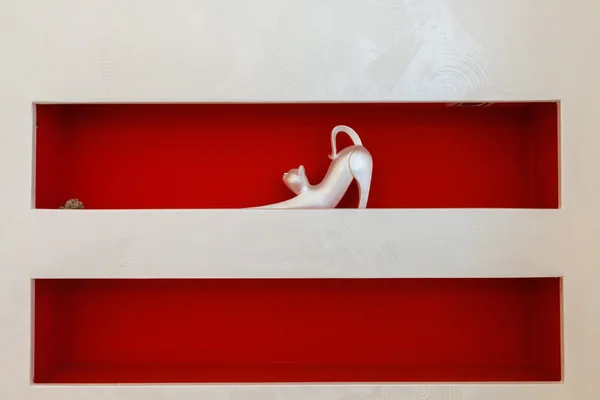 Niche rouge avec sculpture miniature d'un chat — Photo