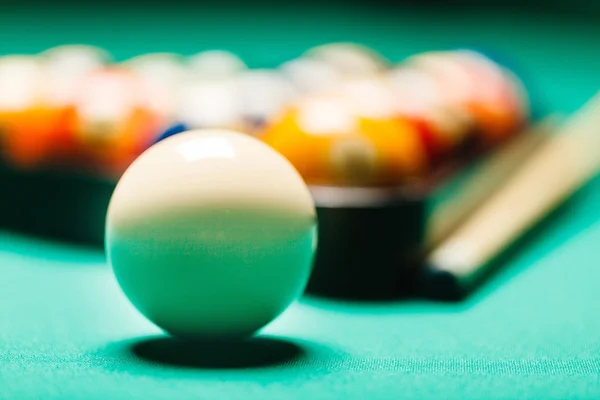 Bolas de billar en una mesa de billar . —  Fotos de Stock