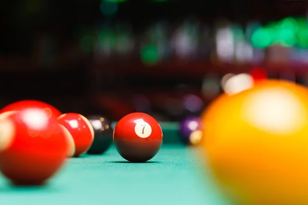 Bolas de billar en una mesa de billar . — Foto de Stock