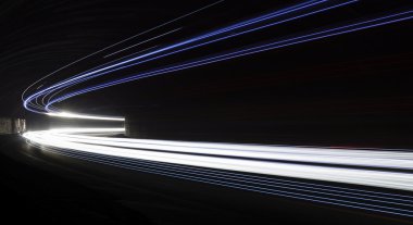 Tralight yollar tünelde ışık. Bir tünel içinde uzun pozlama fotoğraf