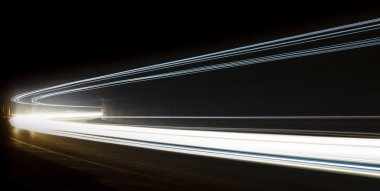 Tralight yollar tünelde ışık. Bir tünel içinde uzun pozlama fotoğraf