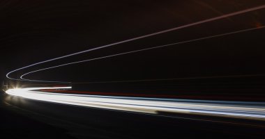 Tralight yollar tünelde ışık. Bir tünel içinde uzun pozlama fotoğraf