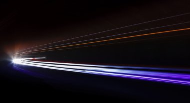 Tralight yollar tünelde ışık. Bir tünel içinde uzun pozlama fotoğraf