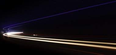 Tralight yollar tünelde ışık. Bir tünel içinde uzun pozlama fotoğraf