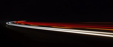 Tralight yollar tünelde ışık. Bir tünel içinde uzun pozlama fotoğraf