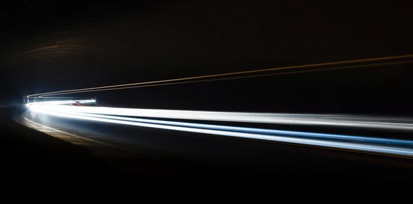 Lichterketten im Tunnel. Langzeitbelichtungsfoto im Tunnel — Stockfoto