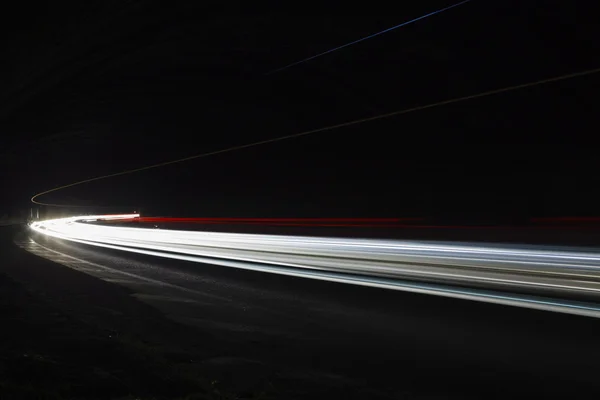 Tralight yollar tünelde ışık. Bir tünel içinde uzun pozlama fotoğraf — Stok fotoğraf