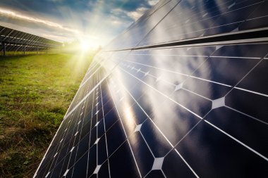 Yenilenebilir güneş enerjisi kullanan enerji santrali