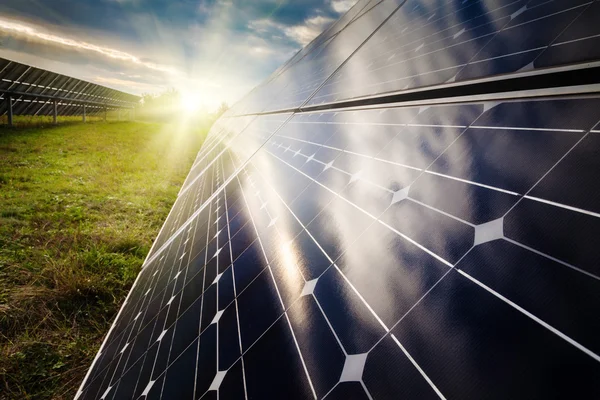 Yenilenebilir güneş enerjisi kullanan enerji santrali