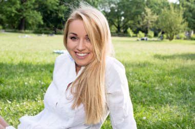 Kafkas kadın parkta gülümseyen güneşli yaz veya bahar günü dışında mutlu